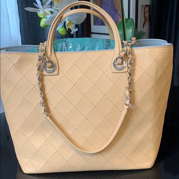 CHANEL Tote - Picture 4 of 15